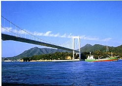 伯方・大島大橋の下を航行する小型貨物船