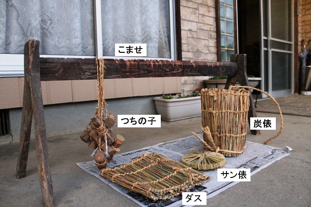 写真4-1-10　俵作りの道具（こませ・つちの子）とダス、サン俵