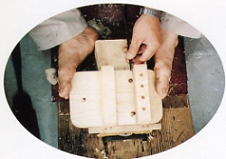 桐下駄の裏仕上げ