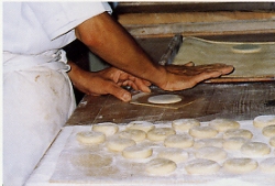 木型で成型をする唐饅頭