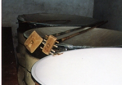 焼酎の仕込みタンクと櫂