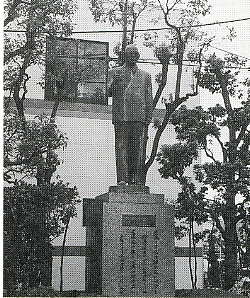 写真1-1-8　ポンジュース生みの親　桐野忠兵衛翁の銅像