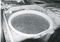 写真1-2-15　静置発酵法の仕込み桶