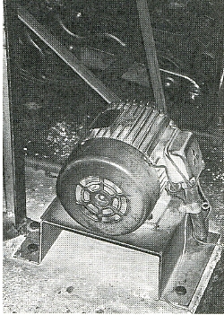 写真2-3-20　小型モーターを取り付けた改良織機