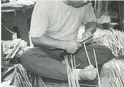 写真2-4-2　竹ひごづくり