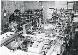 写真2-4-47　金封紙折機