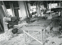 写真3-1-19　木工所内部の作業台と自動鉋盤