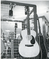写真3-2-23　松山の楽器店に陳列されている＊＊さん製作のギター