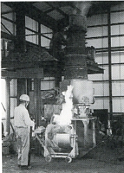 写真4-1-8　キュポラでの溶湯づくり