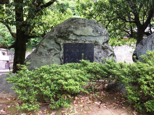 ①漢詩碑「擲我百年命」