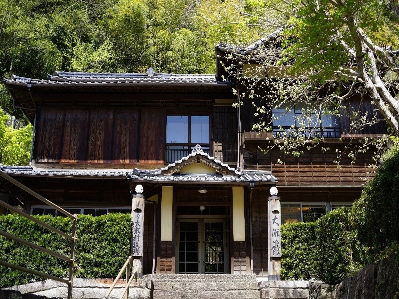 写真1-1-1　旧大瀬村役場だった大瀬の館
