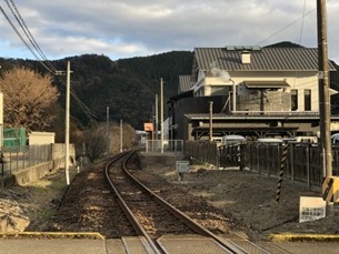 写真1-1-2　現在のＪＲ松丸駅ホーム