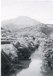 写真1-1-9　愛媛・高知県境の篠山と篠川