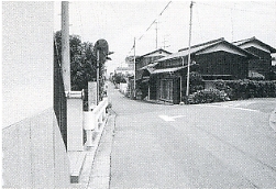 写真3-3-15　新屋敷西町の分岐点と道標