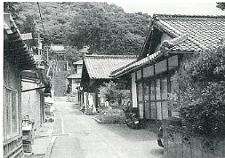 写真1-2-10　龍光寺参道のかつての遍路宿