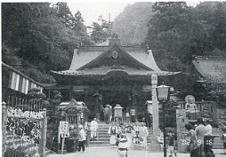 写真4-3　結願寺八十八番大窪寺本堂の参拝風景