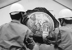 写真1-24 鯛背負い恵比寿の取り外し