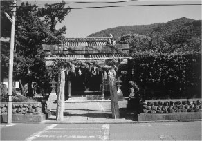 写真1-2-14　子どもの遊び場（三島神社）