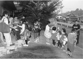 写真2-1-17　お菓子の分配