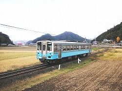 写真2-3-5　三間盆地を走る予土線