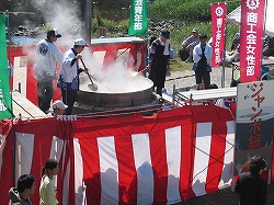 写真4-2-7　ジャンボ雉鍋を振舞う