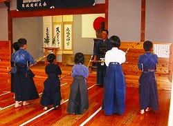 写真2-3-12　小さな子も女の子も