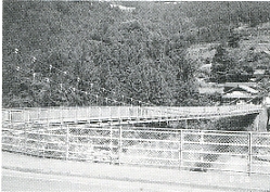 写真2-1-16　大正10年に架けられた仁淀川吊り橋