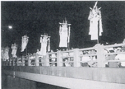 写真1-1-15　三島橋に集まった燈籠