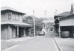 写真2-2-12　天神産紙工場（左：大洲和紙会館、右：紙漉き工場）