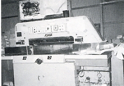 写真2-2-16　長野製紙所の自動裁断機