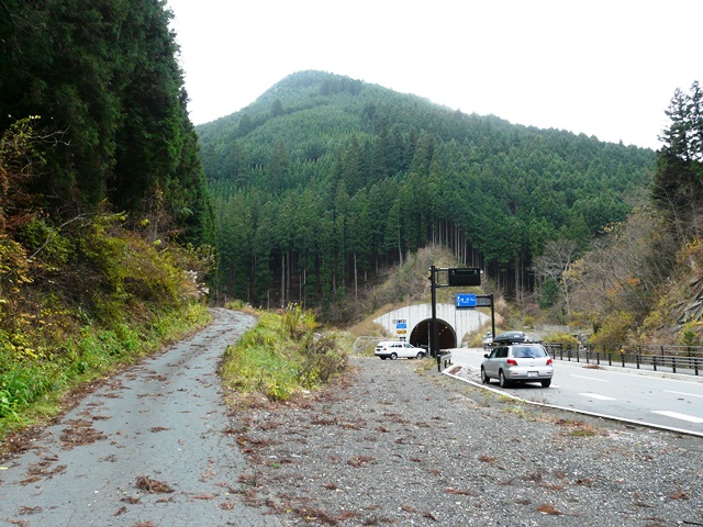 写真3-3-1　横野から地芳峠へ上がる峠道