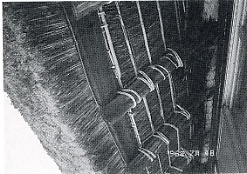 写真3-2-29　軒下から見上げたかやぶき屋根