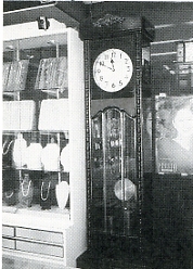 写真3-2-2　標準時計と陳列棚