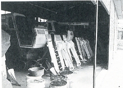 写真1-1-13　元宗機械組合の機械保管庫に並ぶコンバイン