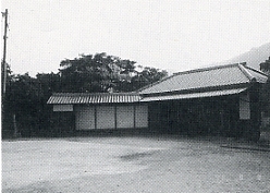 写真2-1-30　喜多浦八幡神社の芝居小屋