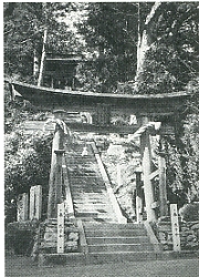 写真2-3-20　高森三島神社参道