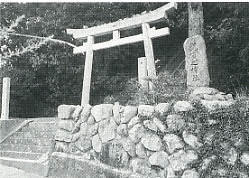 写真3-2-13　猿川原の氏神、紀貫之神社