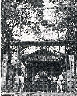 写真2-2-16　黒滝神社遥拝所でのしめ縄上げ