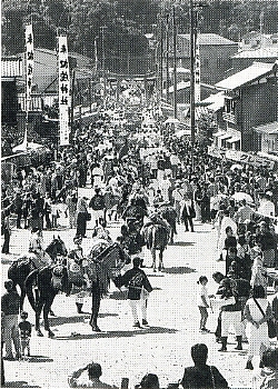 写真2-3-34　神輿のお旅へのお供