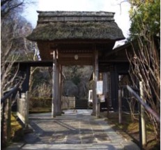 ②東慶寺の山門