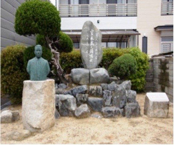 ①松山市役所興居島支所前の頌徳碑と銅像