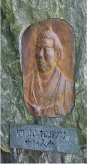 ②石碑裏のレリーフ